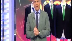 Jordi González, davant la curiosa escenografia indumentària (T-5).