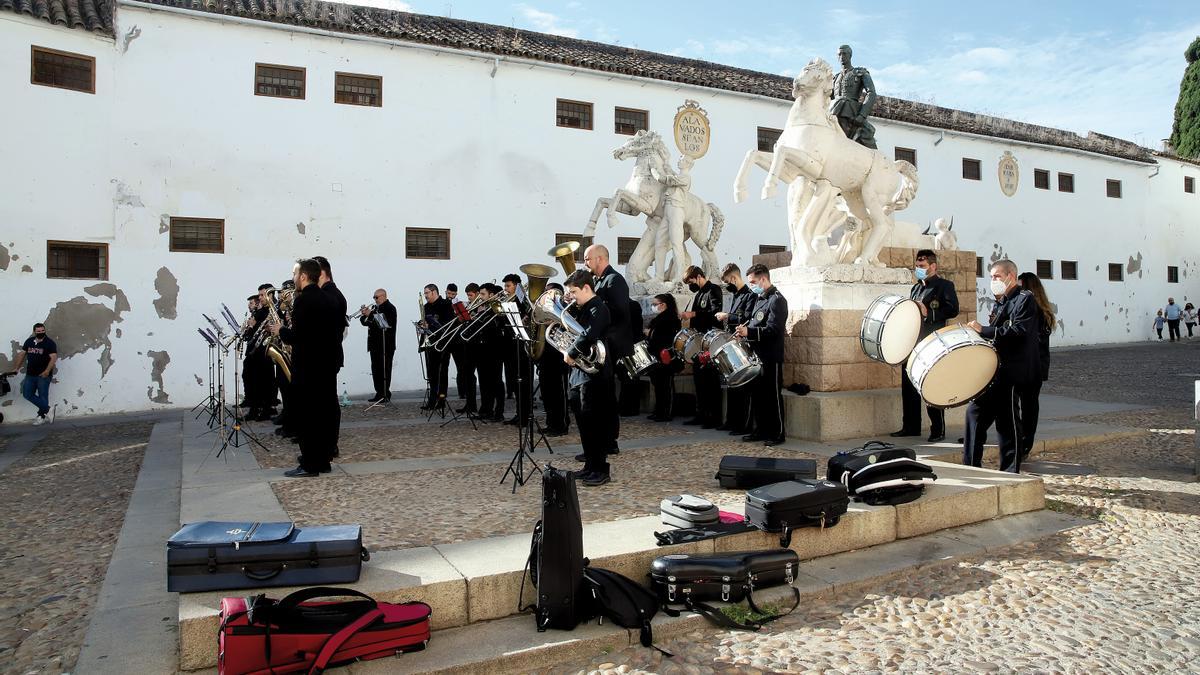 Banda Cristo del Amor: La banda de música del Cristo del Amor dirigida por José Antonio Vázquez, acumula una amplia trayectoria (su creación se produjo en 1975).