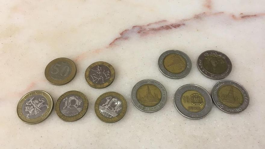 Algunas de las monedas que se entregan como si fueran de 1 y 2 euros.