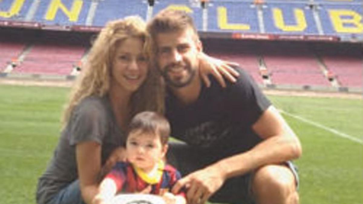 Piqué y Shakira con su hijo Milán el primer día que este pisó el Camp Nou, una de las imágenes del vídeo 'Best moments!'.