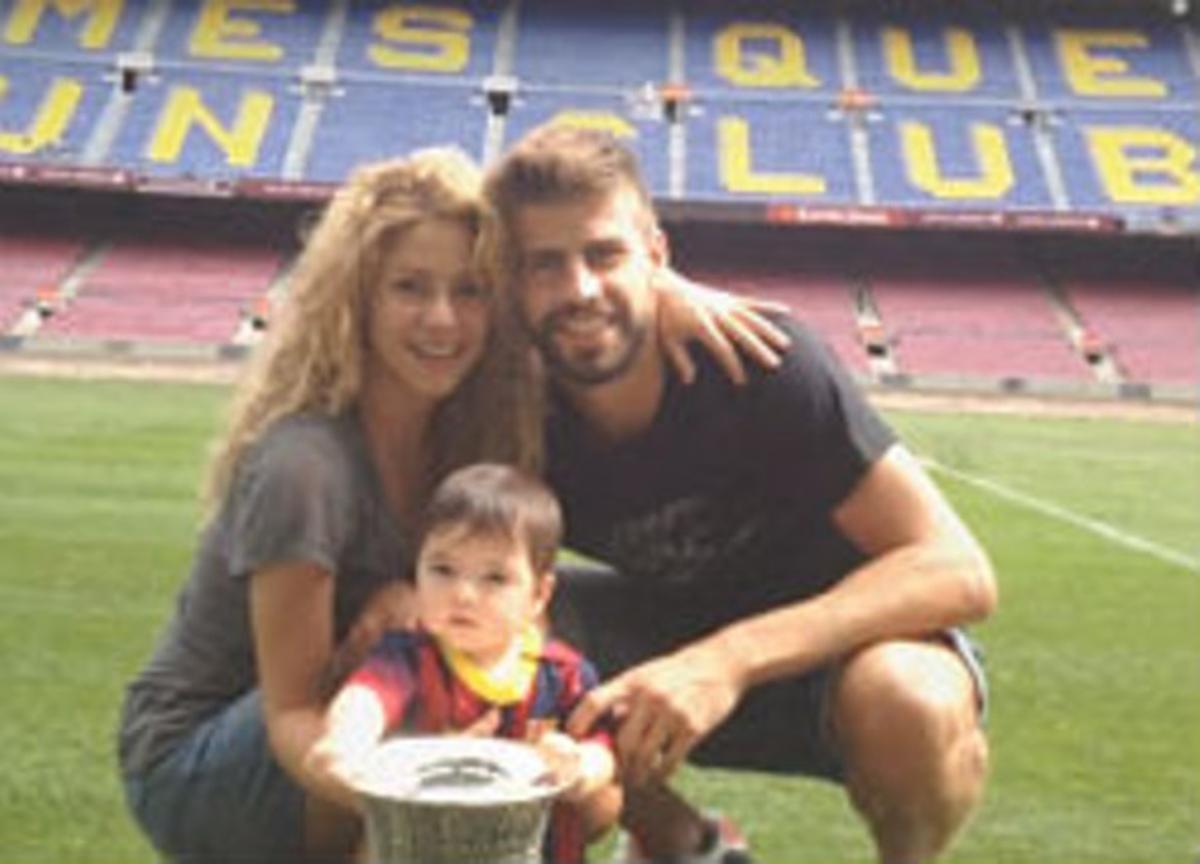Piqué i Shakira amb el seu fill Milan el primer dia que el nen va trepitjar el Camp Nou, una de les imatges del vídeo ’Best moments!’. Piqué i Shakira amb el seu fill Milan el primer dia que el nen va trepitjar el Camp Nou, una de les imatges del vídeo ’Best moments!’.