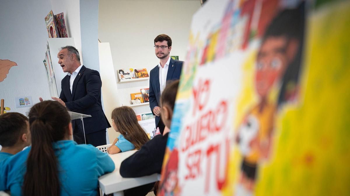 El comisionado del REF, José Ramón Barrera, durante la presentación del cuento en el CEIP San Matías