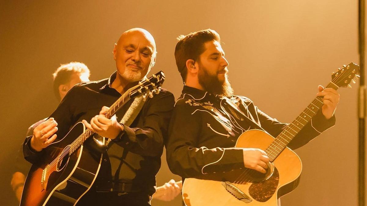 Gabriel Sopeña y JJ Fuentes, los autores de 'Balcón abierto', tocando juntos en un concierto.