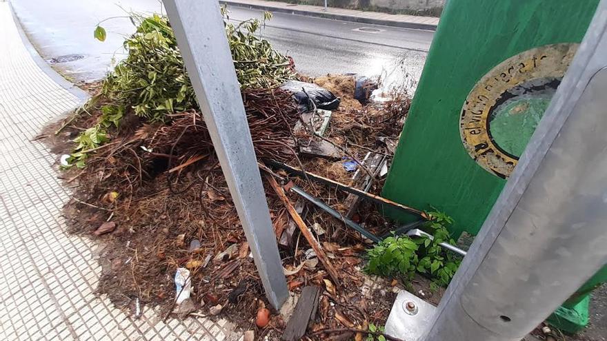 El PP denuncia el estado de abandono del entorno de los centros escolares de Cangas y exige “ponerse las botas”