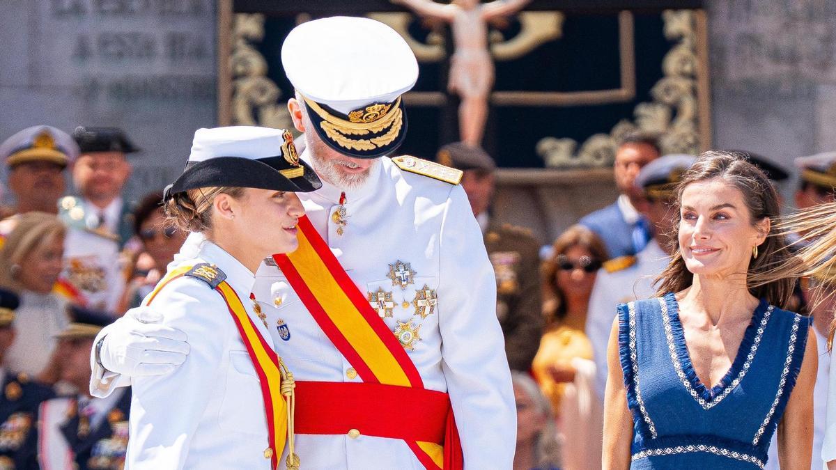 El rey de España, Felipe VI, la reina Leticia Ortiz y la princesa de Asturias, Leonor de Borbón, en Marín.