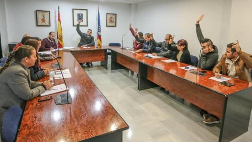 Una imagen de un pleno en San Fulgencio, con el alcalde Carlos Ramírez.