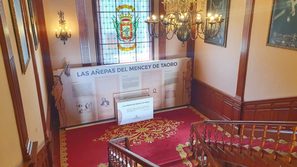 La exposición de las añepas se ubica en la escalera principal del Ayuntamiento de La Orotava