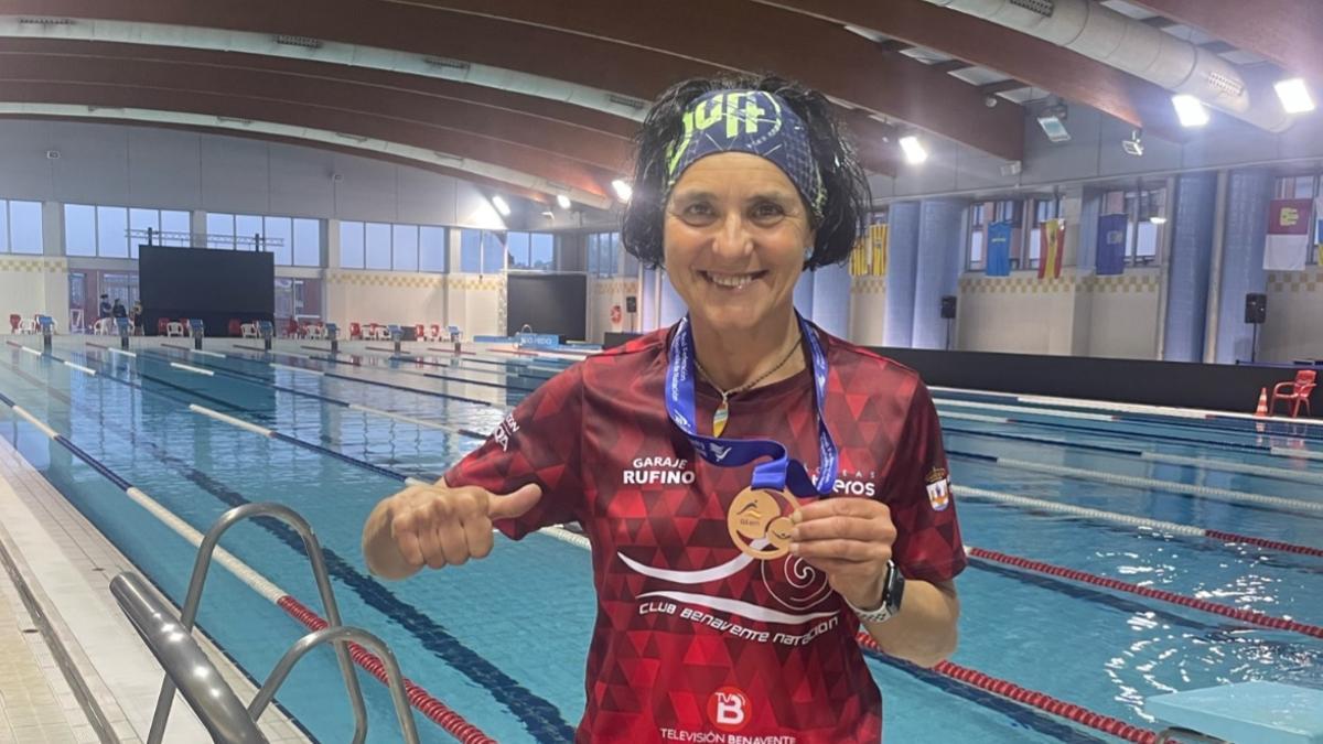 Pepa García posa con su medalla en Oviedo.