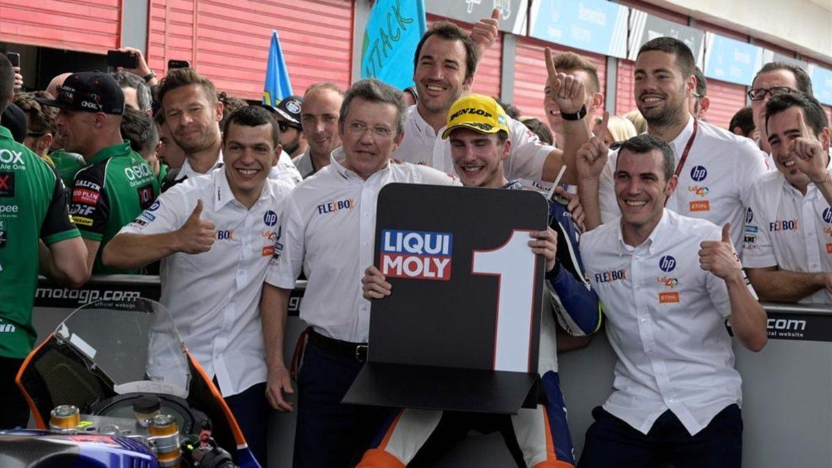 Baldassarri, celebrando la victoria con los miembros del Team Pons