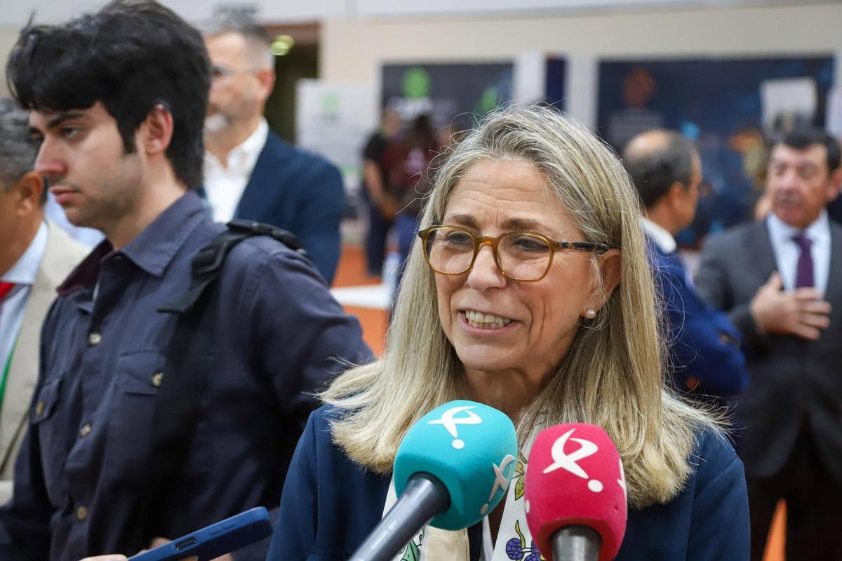 La directora general de Industria, Energía y Minas, Raquel Pastor, durante la inauguración de Expoenergea en Ifeba, en Badajoz.