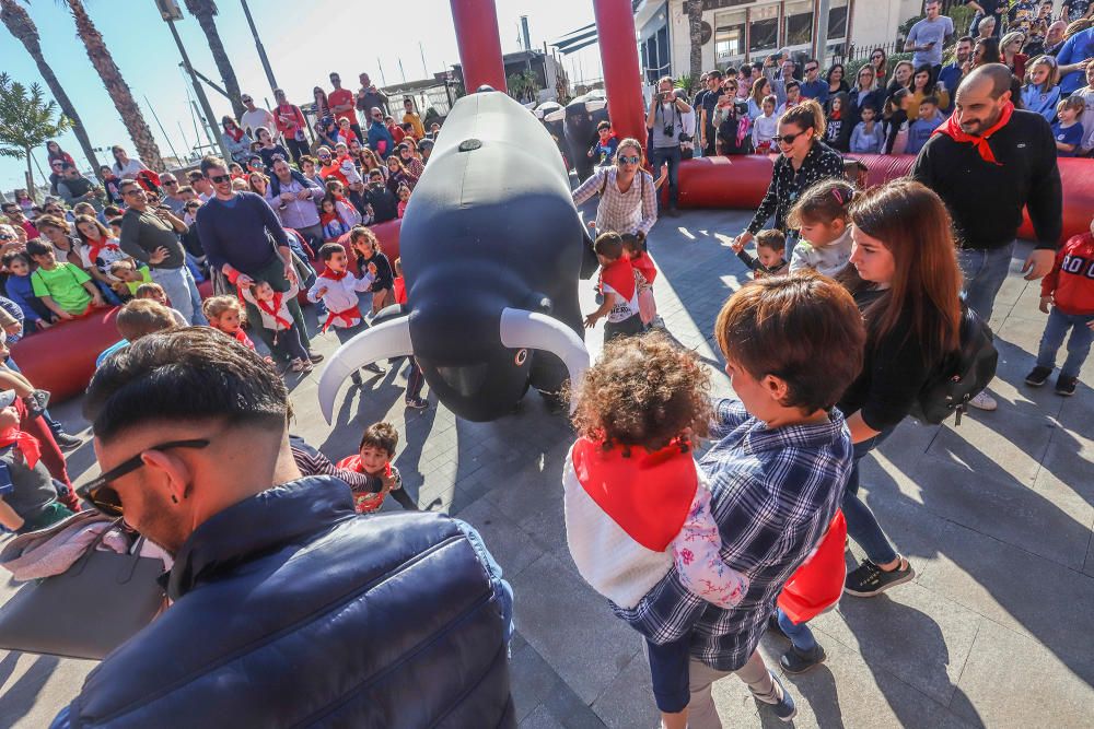 Toros "bravos" y carreras con el San Fermín infantil en de las fiestas patronales de Torrevieja