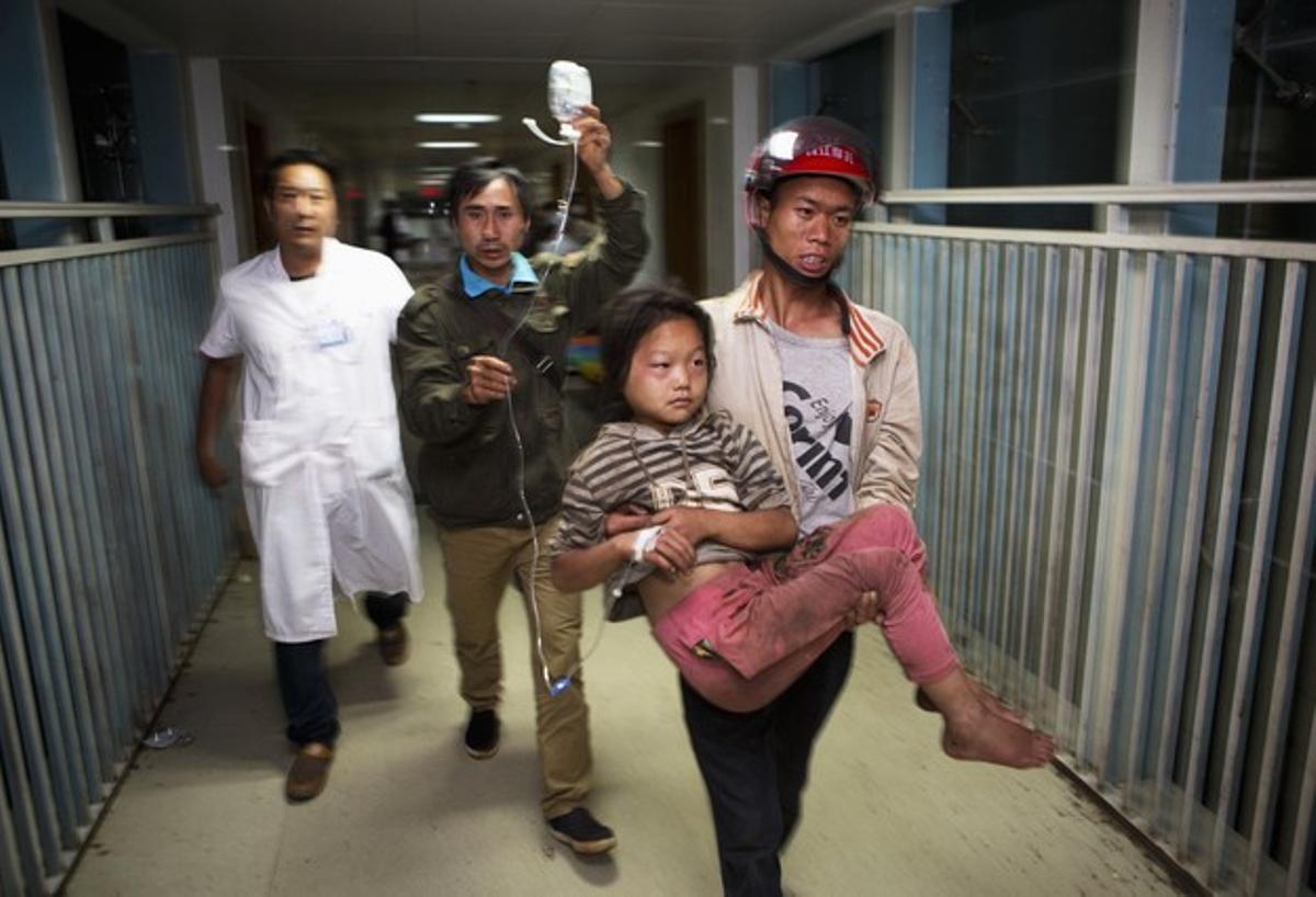 Una nena ferida en el terratrèmol és traslladada a l’hospital del comtat de Ludian.