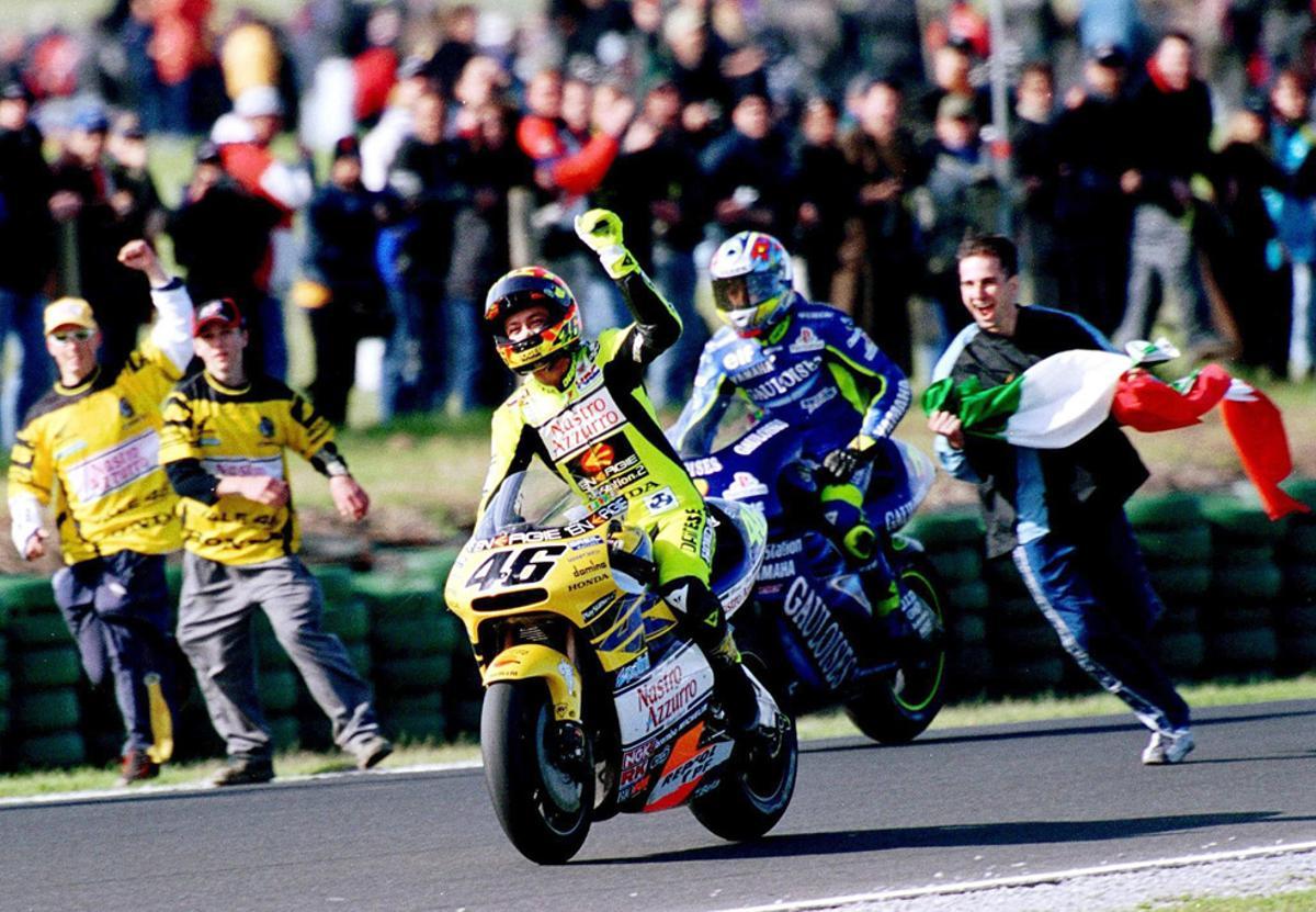 En 2001 sigue con Honda y tras 11 victorias conquista el título mundial de 500cc
