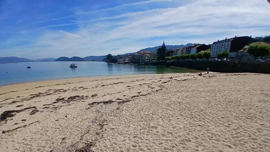Bueu comienza la limpieza diaria de playas y activará el servicio de socorrismo el 1 de julio