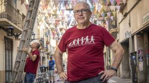 David Turull, presidente de la comisión de la Fiesta Mayor en la calle Alcolea de Baix, en Sants (Barcelona)