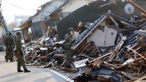 Trabajadores del servicio de emergencias japonés buscan a supervivientes tras el terremoto que sacudió Wajima a principios de este año