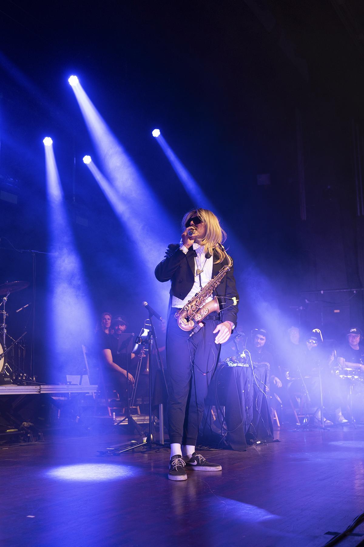 Llibert Fortuny, transformat en  Golden, s’encarrega de liderar la Beat Band