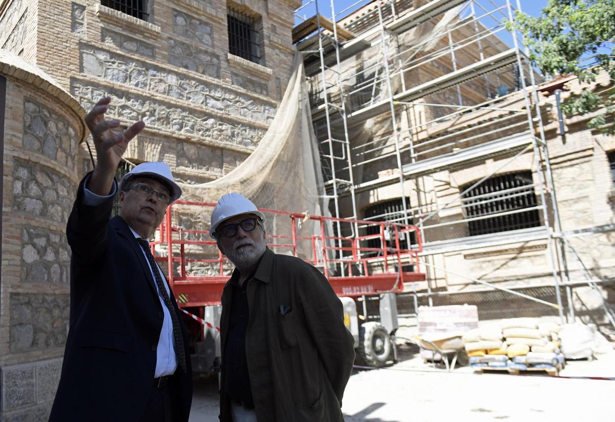El alcalde de Murcia, José Ballesta (dcha.), y el artista Jaume Plensa (izda.) visitan la Cárcel Vieja.