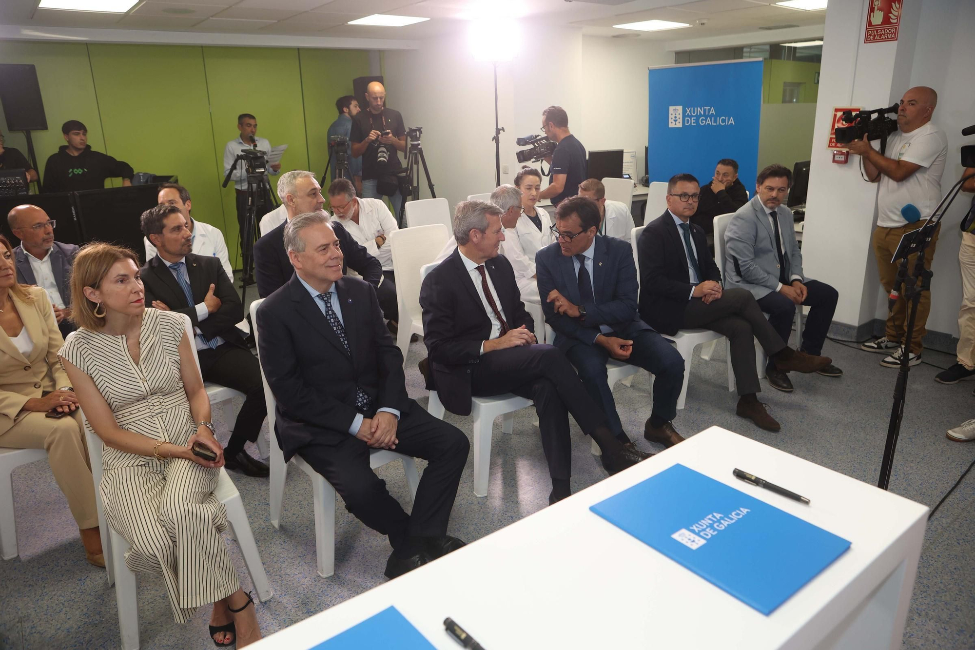 La Xunta firma en el Chuac un convenio de colaboración con la asociación española de Socorros Mutuos de Montevideo