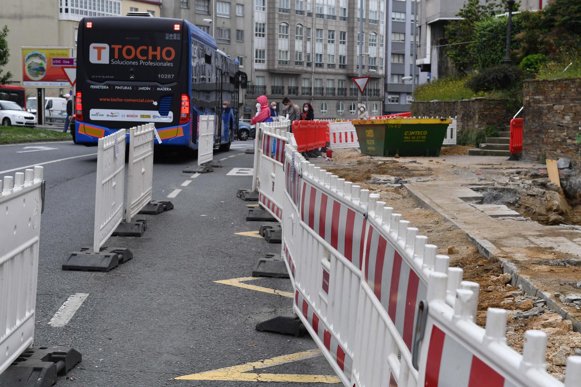 Suprimida la parada de bus por obras del ascensor de Os Castros