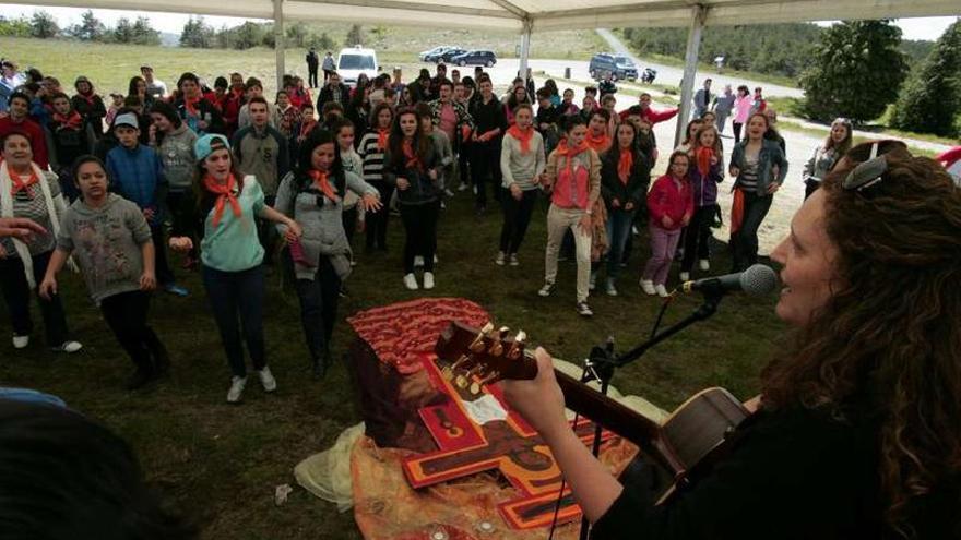 Los jóvenes, durante una actuación musical en la cumbre del monte.