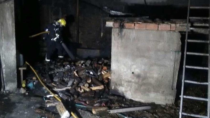 La bores de extinción del fuego en el alpendre de una vivienda en Valga. // Cedida