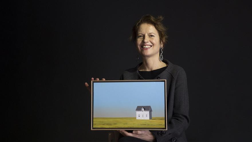 Mónica Dixon con la postal de Navidad del año pasado de LA NUEVA ESPAÑA.