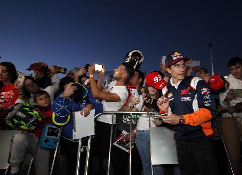 Ambientazo en Cheste | La afición disfruta con el Pit Walk