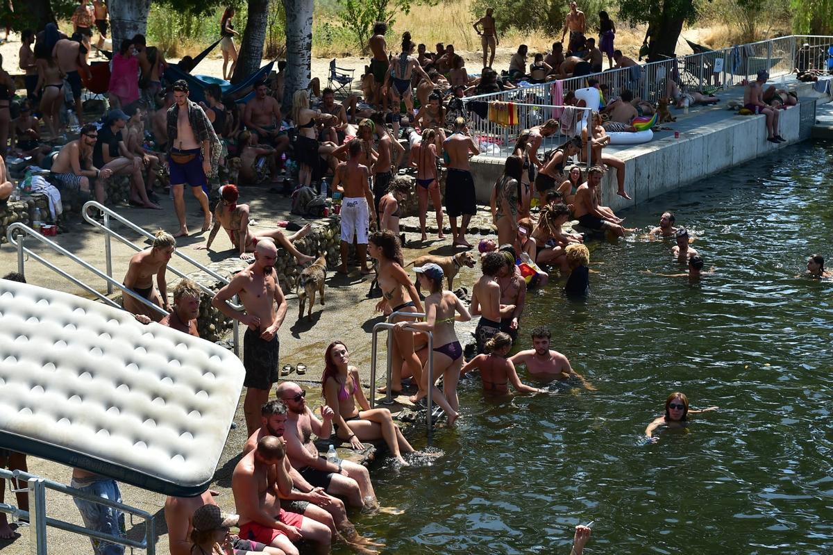 Fotogalería | Las imágenes de la macrofiesta ilegal en la Granja de este lunes
