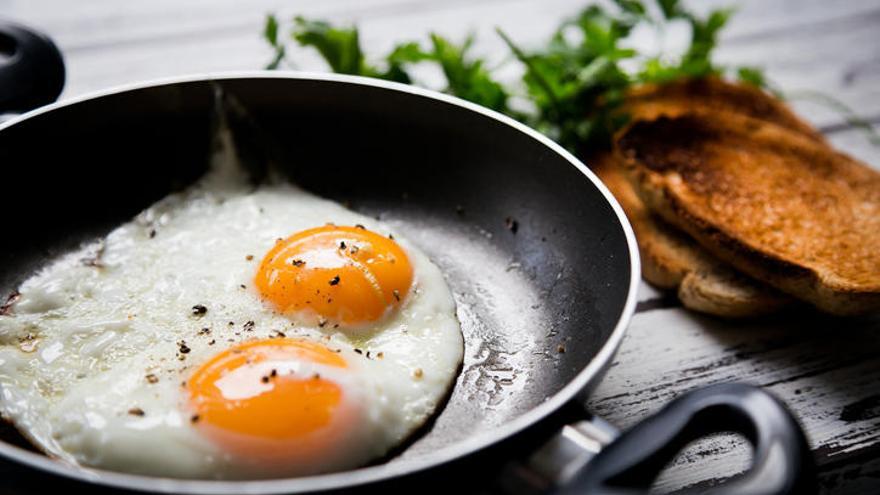 Tres trucos infalibles para evitar que salte el aceite cuando fríes un huevo