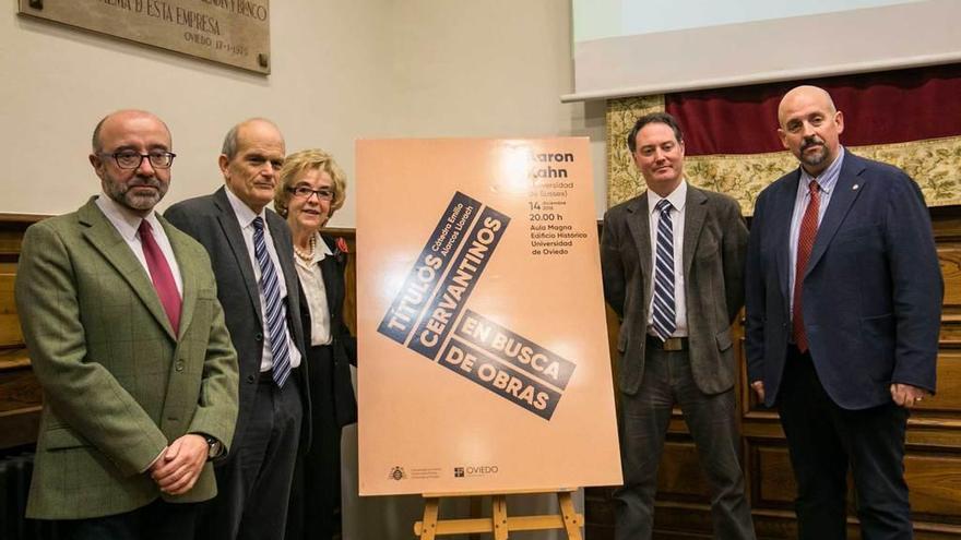 De izquierda a derecha, José Antonio Gómez, Emilio Martínez Mata, Josefina Martínez, Aaron Khan y Francisco José Borge, ayer, en el Aula Magna de la Universidad, junto al cartel de la conferencia.