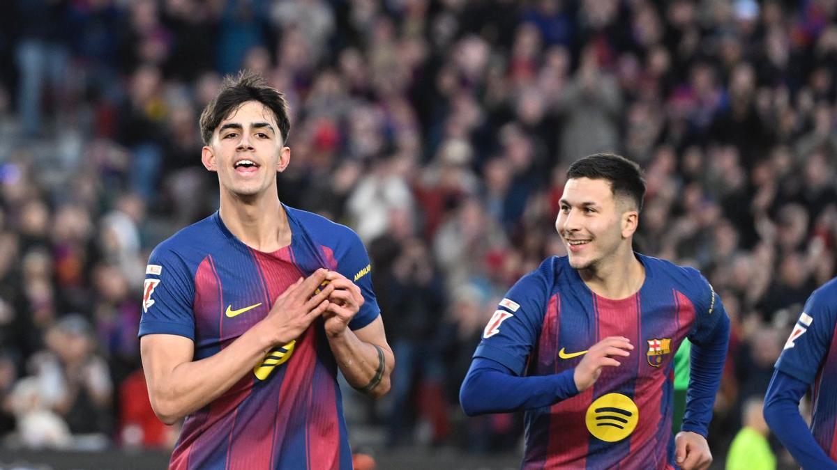 Marc Bernal corre feliz tras marcar el gol, el 3-0, perseguido por Roony Bardghji.