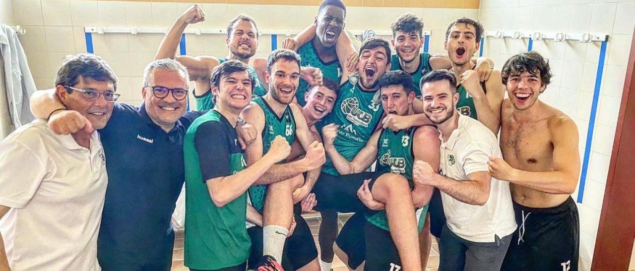 Los componentes del UCB celebran la última victoria de la temporada 21-22 en la N1 Nacional de baloncesto.