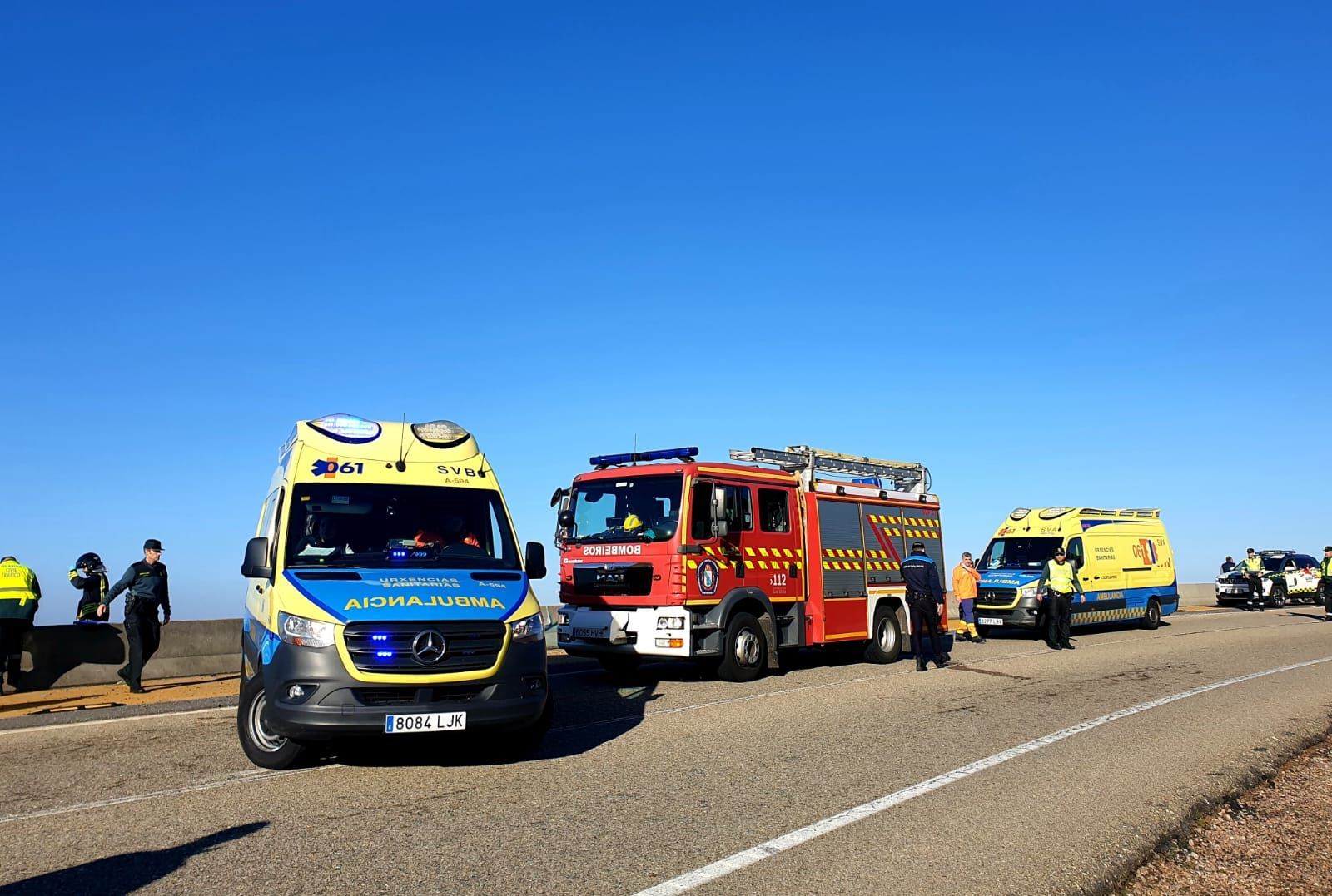 Cuatro heridos tras volcar un bus que quedó 'colgado' en las rocas de cabo Silleiro