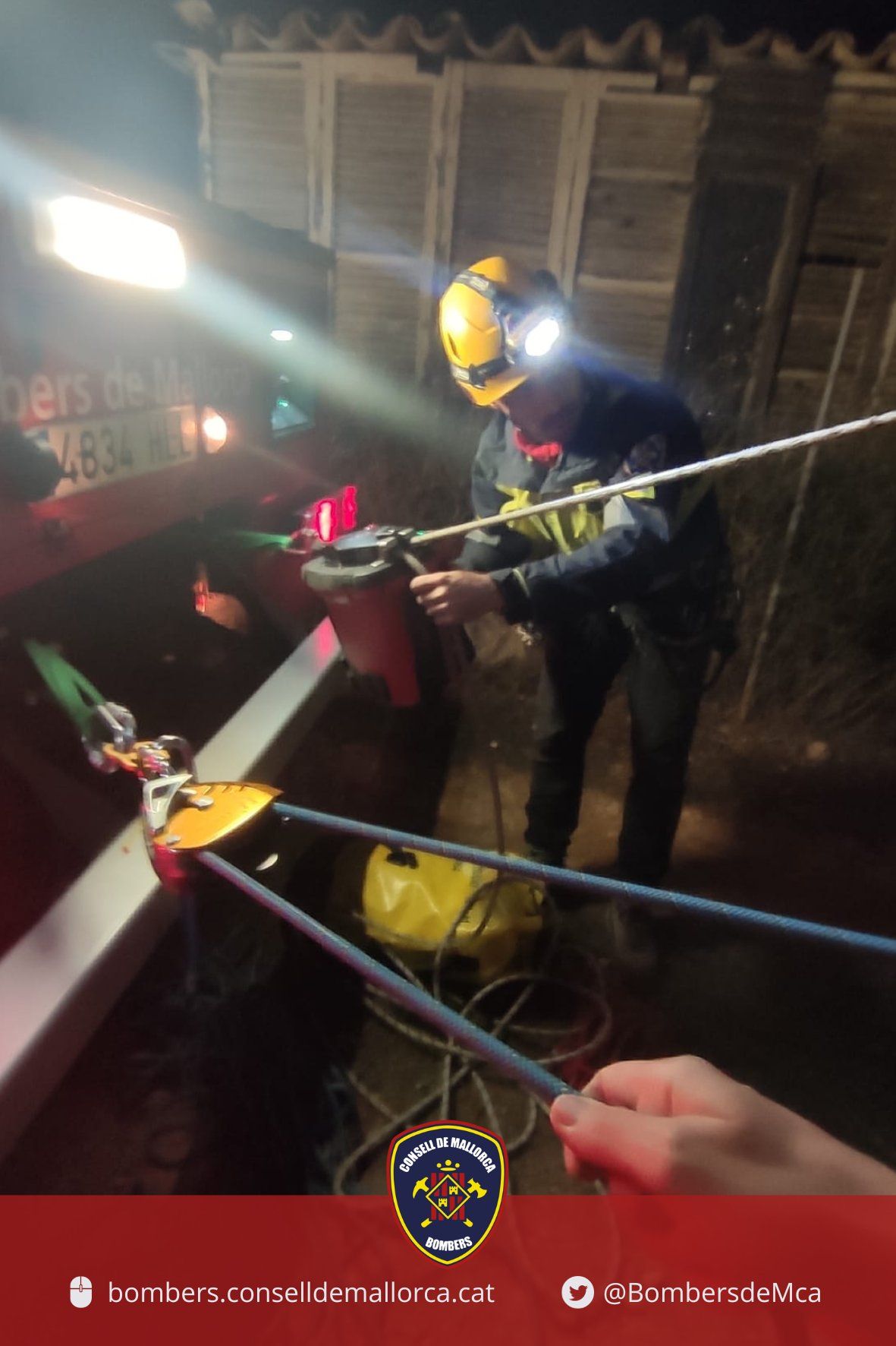 Los bomberos rescatan a un cordero que se había caído a un pozo de 15 metros