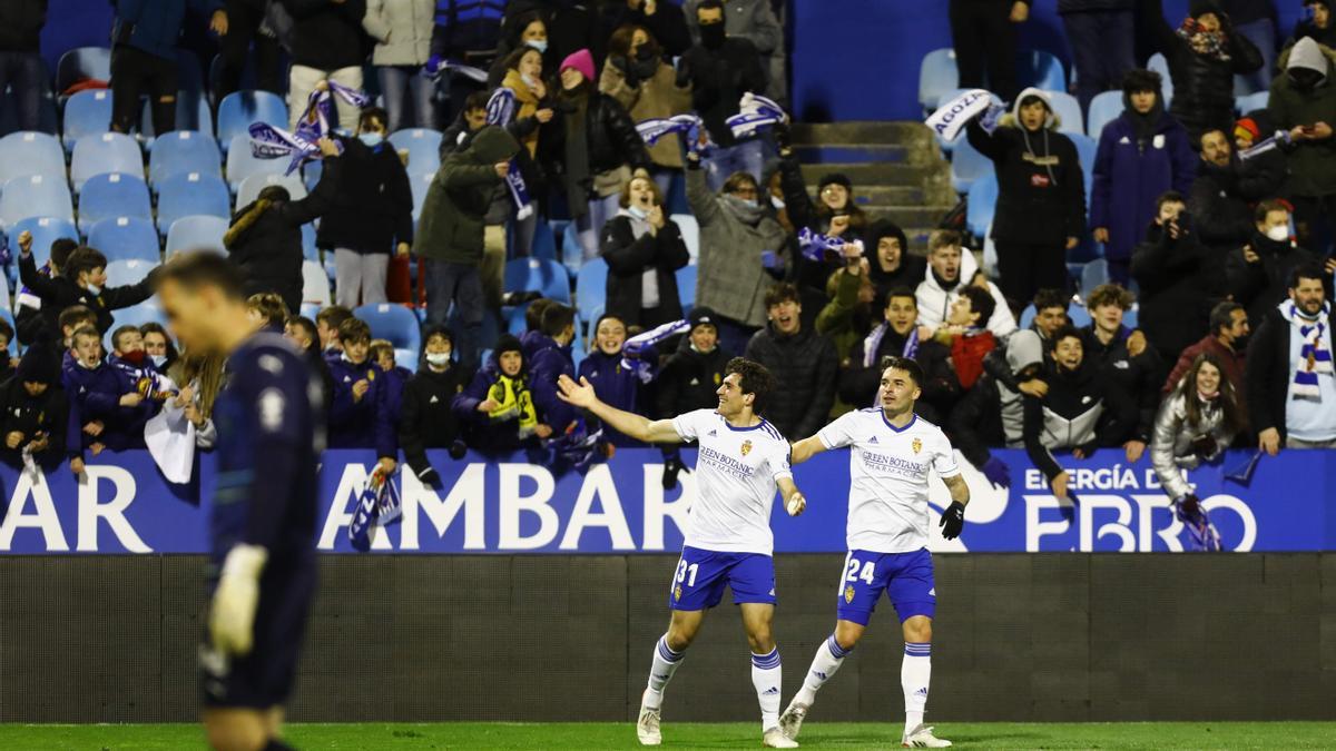 Azón celebra junto a Lluís López la sentencia ante el Almería con su segundo gol.