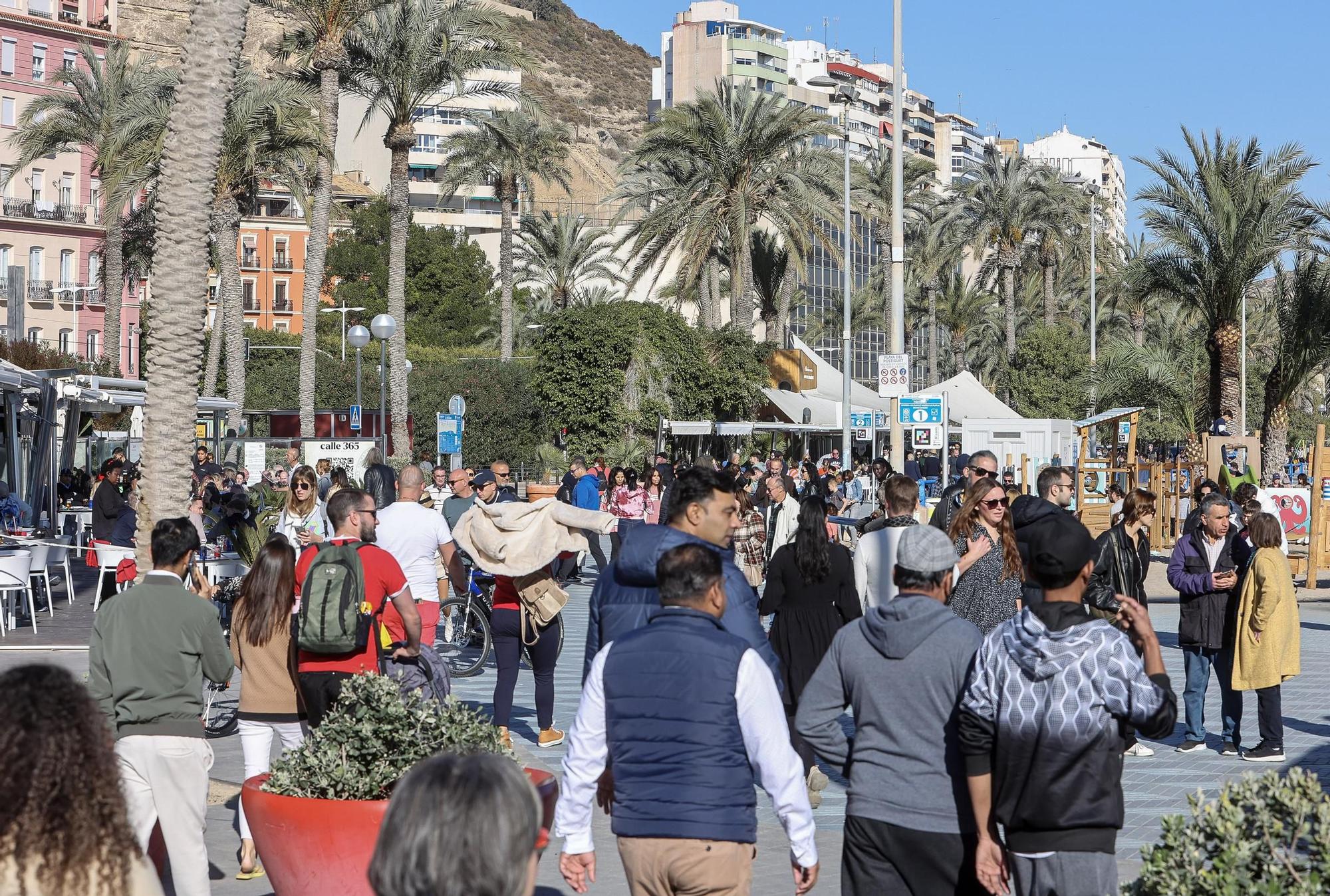 Ambiente en la playa del postiguet el día de Navidad