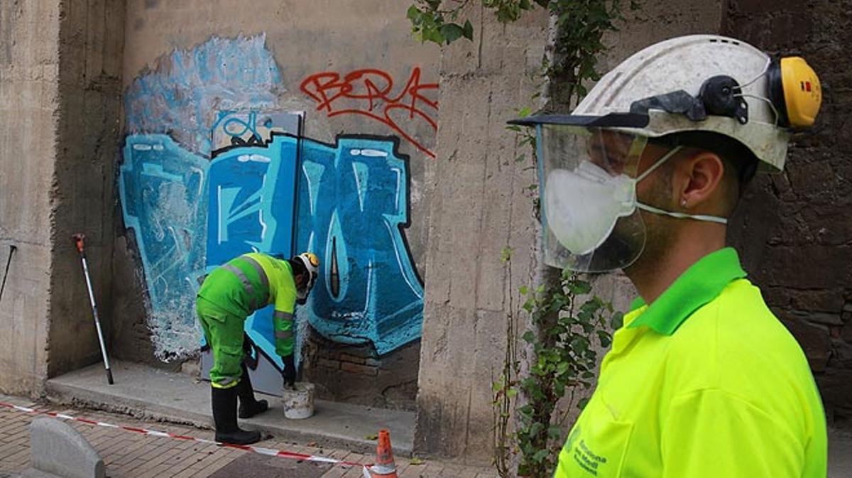 Así trabaja una brigada de limpieza de ’graffitis’ en Barcelona.