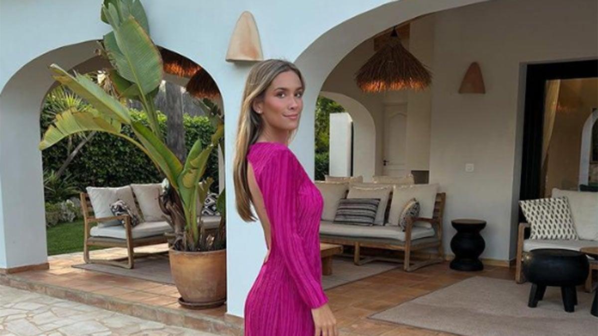 María Pombo con vestido de invitada fucsia