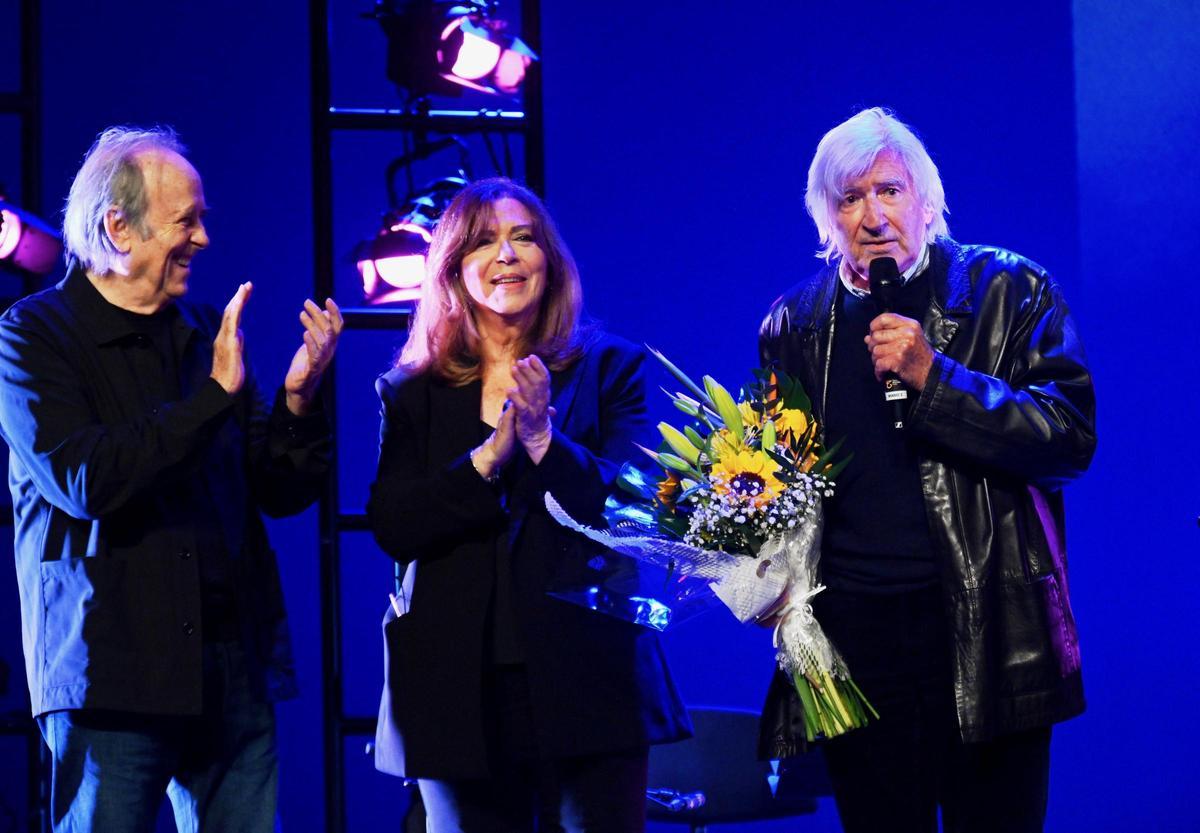Foto homenaje a Joan Ramon Bonet en Inca (Mallorca), con Serrat y Maria del Mar Bonet