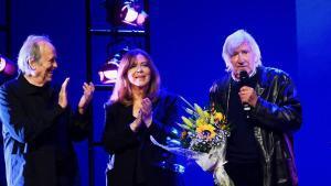 Foto homenaje a Joan Ramon Bonet en Inca (Mallorca), con Serrat y Maria del Mar Bonet