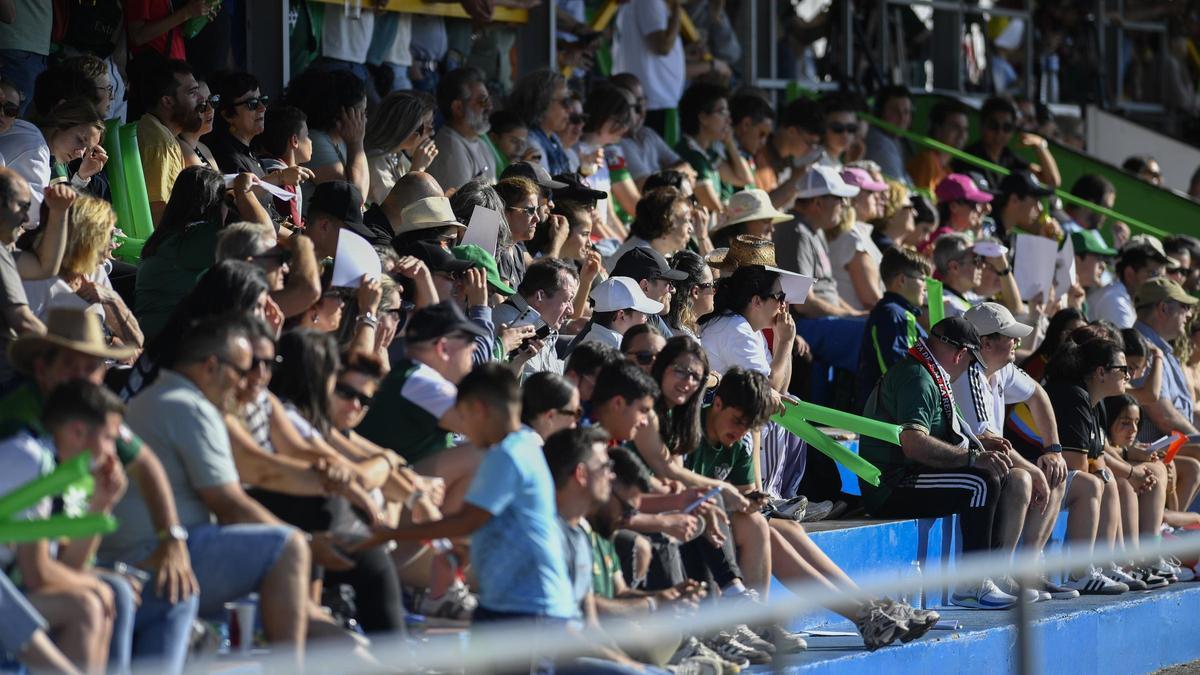 Aficionados en la grada de los campos Manuel Sánchez Delgado de Cáceres.