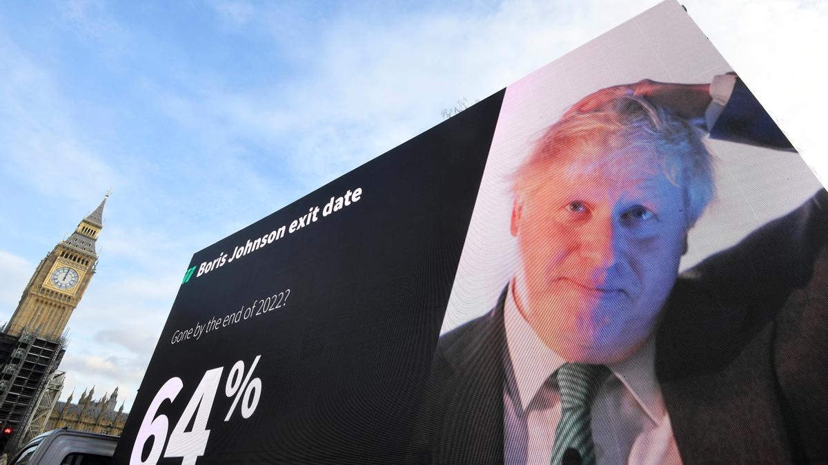 Una valla publicitaria electrónica con la imagen del primer ministro británico, Boris Johnson.