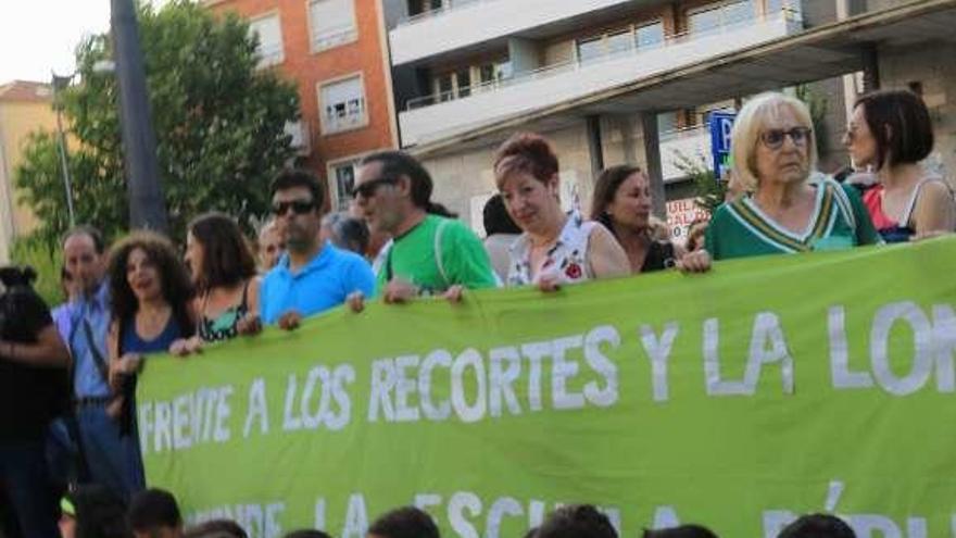 Niños y mayores durante una concentración.