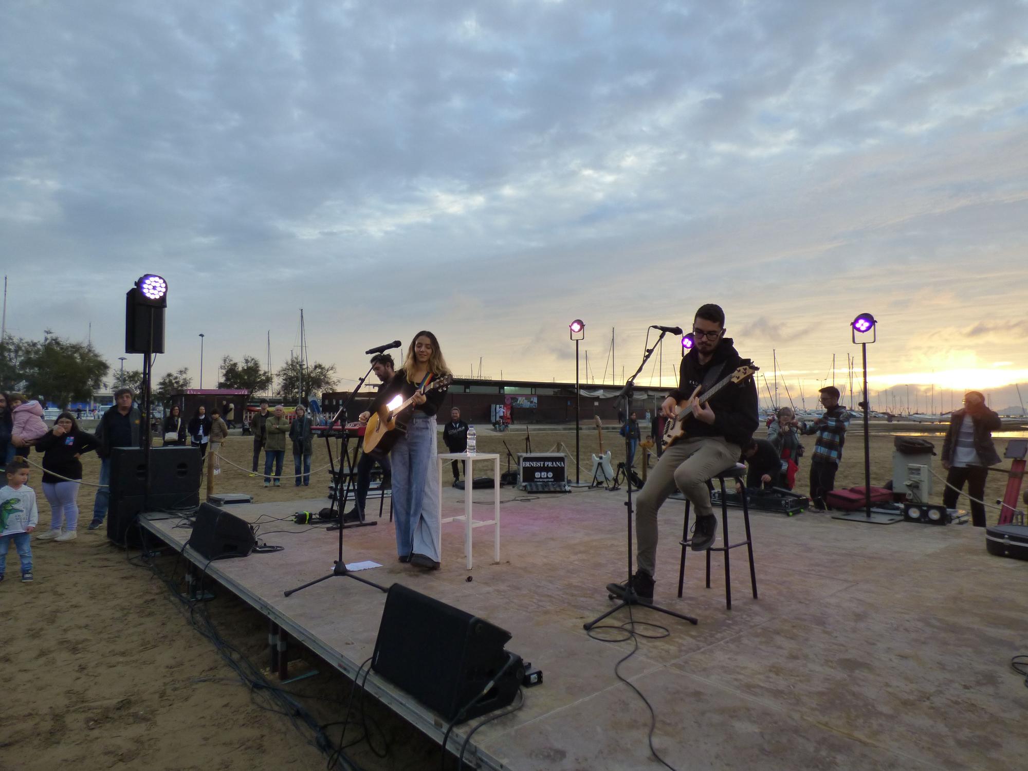 El Festivalet de Roses omple la platja de la Perola