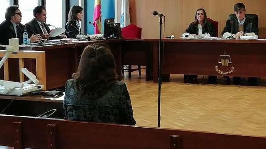 La acusada en el banquillo de la Audiencia, ayer. // FdV