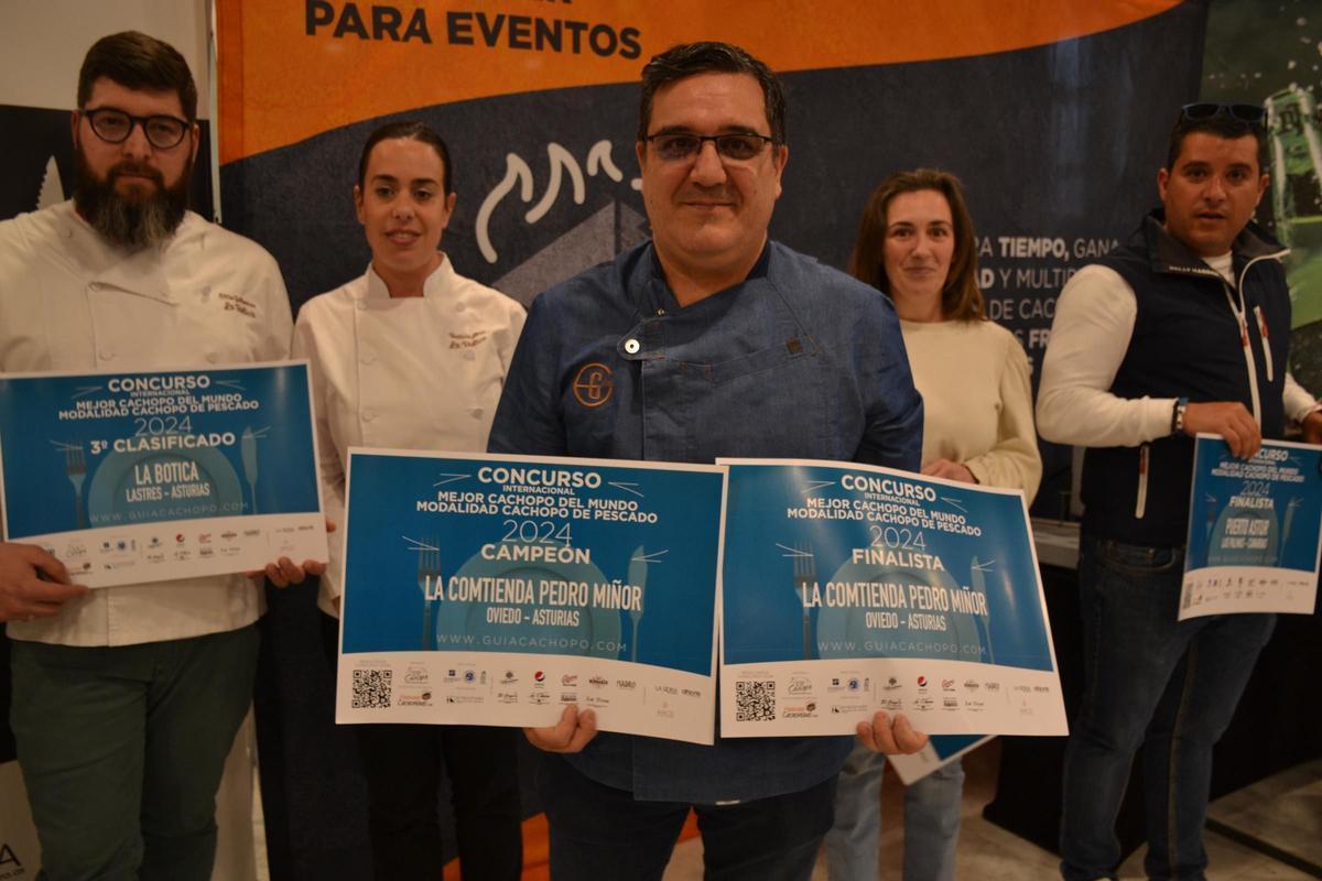 Ignacio Sordo, jefe de cocina de La Comtienda (Miñor) de Oviedo, recoge el diploma como el mejor cachopo de pescado del mundo, ayer en Oviedo.