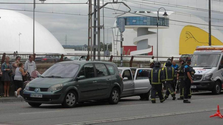 Los coches implicados en el accidente, ayer, en la calle del Muelle, con bomberos, sanitarios y policías.