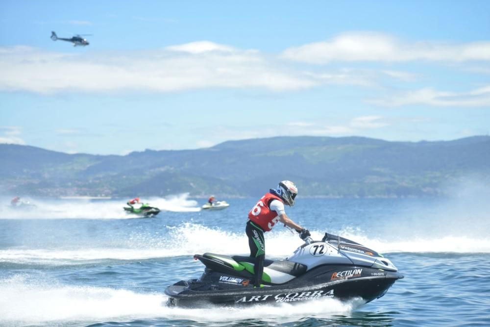 Los pilotos tardan cerca de 20 minutos en cruzar las rías de Vigo y Pontevedra pasando por la Costa da Vela