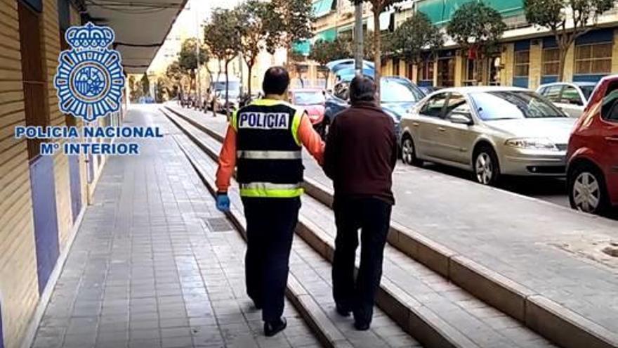 Imagen de archivo de un policía trasladando al septuagenario detenido en 2016.